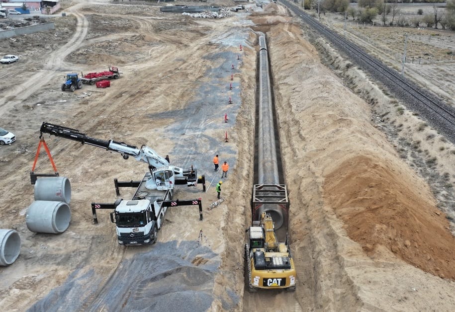 Niğde'de demiryolu hattı boyunca altyapı imalatı, drone görüntüsü